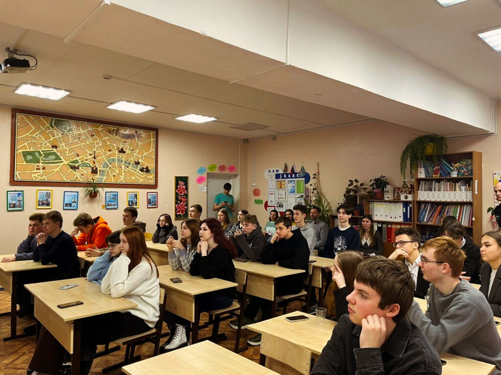 В каком классе учится в пятом. Какой класс. В каком классе учится в пятом. Школьники средних классов. Дети в школе.